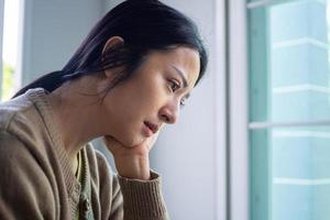 en ledsen och besviken asiatisk kvinna foto
