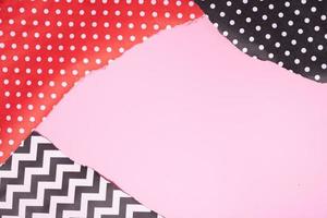 abstrakt collage bakgrund med kopia space.the trasig kanter av de papper form en ram på en rosa bakgrund foto