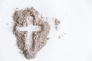 kristen korsa eller krucifix teckning i aska, damm eller sand som symbol av religion, offra, upprättelse, Jesus Kristus, aska onsdag, lånade ut, Bra fredag, påsk med kyrka är hängiven till fasta foto