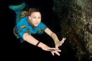 sjöjungfru möte en dykare under vattnet foto