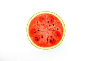 halv av saftig, röd vattenmelon på en vit bakgrund, textur av saftig massa och mesmeses av mogen vattenmelon foto