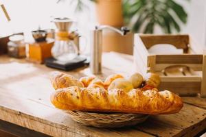 par eller asiatisk människor till lukt kaffe böna, göra eller brygga kaffe i kök Hem. inkludera kopp, mugg, flaska och köksutrustning på tabell. begrepp för morgon- livsstil, kärlek, Lycklig, familj, relation. foto