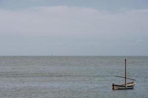 fiskare trä- båt förtöjning på de hamn foto