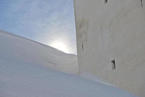 dolomiter gammal 1718 hus i vinter- snö tid foto