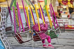 roligt rättvis karneval luna parkera rör på sig karusell foto