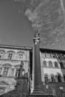 florens rättvisa staty i svart och vit foto