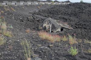 hus förstörd förbi utbrott på etna vulkan foto