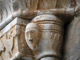 bas lättnad staty skulptur av kyrka av riomaggiore cinque terre piktorisk by foto