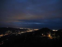 natt panorama från madonna della guardia votiv- erbjudande fristad på genua berg kulle foto