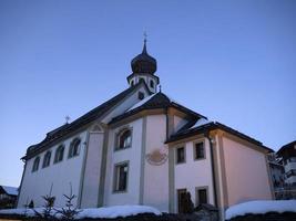 san cassiano kyrka dolomiter i vinter- på solnedgång foto