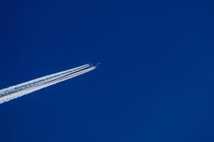 jet flygplan vaknar på blå himmel foto