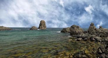 aci trezza sicilien cyklopes stackar stenar foto