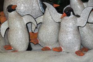 pingvin jul dekorationer på gata marknadsföra foto