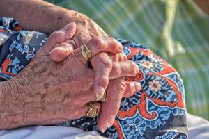 gammal pensionerad kvinna korsade händer foto