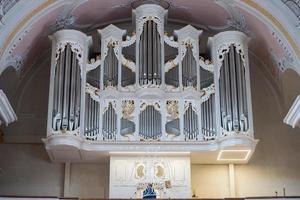 antik gammal italiensk berg kyrka vit organ foto