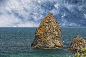 aci trezza sicilien cyklopes stackar stenar foto