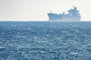 stor fartyg hägring på hav horisont linje foto