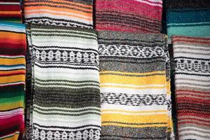 annorlunda färger mexikansk tyg stänga upp detalj foto