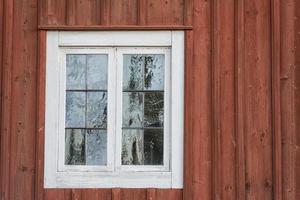 gammal trä stuga hydda fönster foto