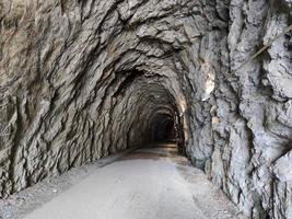 gammal järnväg övergiven tunnel mellan varazze och cogoleto liguria Italien foto