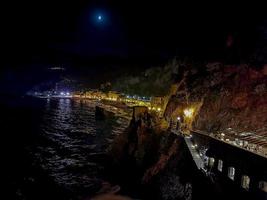 piktorisk by av cinque terre Italien natt se foto