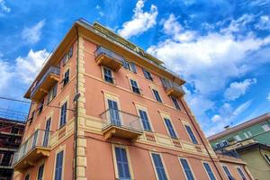 varazze medeltida by målad hus förbi de hav liguria Italien foto