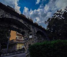 gammal väggar av varazze medeltida by förbi de hav liguria Italien foto