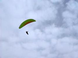 paraglider på molnig himmel foto