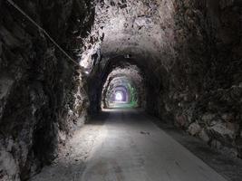 gammal järnväg övergiven tunnel mellan varazze och cogoleto liguria Italien foto