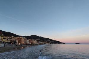 alassio by liguria Italien på solnedgång foto