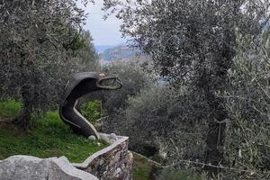 kobra orm trä ristade staty i levanto cinque terre Italien foto