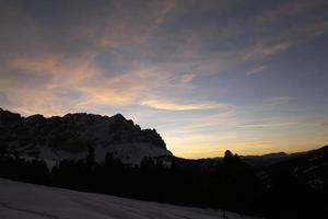 solnedgång på dolomiter bergen se från passo delle erbe sass de putia vinter- säsong foto