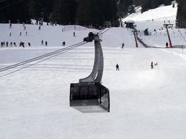 kabel- sätt i dolomiter gardena dal snö bergen foto