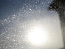 vatten droppar spray detalj på Sol bakgrund foto