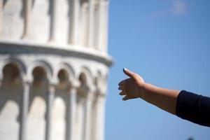 pisa, Italien - september 26 2017 - turist tar bilder på känd lutande torn foto