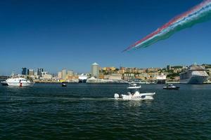 genua, Italien - Maj 26 2020 - frecce tricolori Italien akrobatisk flyg team över genua fyr foto