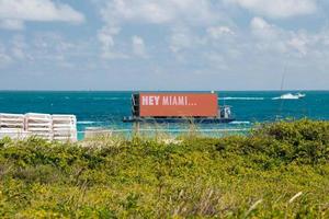 miami, USA - februari 2, 2017 - båt reklam för människor avkopplande i miami strand promenad vid vatten foto