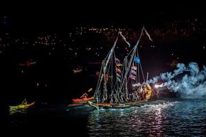 camogli, Italien - augusti 6 2017 - stella maris traditionell ljus på de hav firande foto