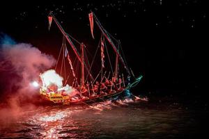 camogli, Italien - augusti 6 2017 - stella maris traditionell ljus på de hav firande foto