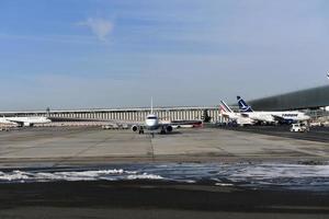 paris, Frankrike - februari 10 2018 - paris flygplats täckt förbi snö foto