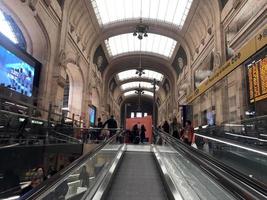 milano, Italien - april 9 2018 - milan central järnväg station kråka foto