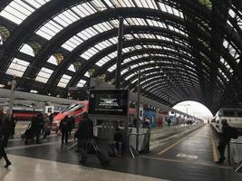milano, Italien - april 9 2018 - milan central järnväg station kråka foto