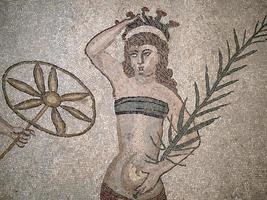 bikini bad flickor på gammal roman mosaik- av villa del casale, sicilien foto