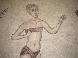 bikini bad flickor på gammal roman mosaik- av villa del casale, sicilien foto