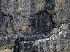 klättrande under de regn i tre toppar av lavaredo dal dolomiter bergen foto