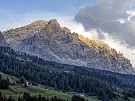 Monte croce korsa berg i dolomiter badia dal panorama foto