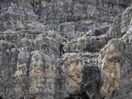 klättrande under de regn i tre toppar av lavaredo dal dolomiter bergen foto