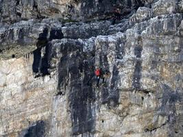 klättrande i tre toppar av lavaredo dal dolomiter bergen panorama landskap foto