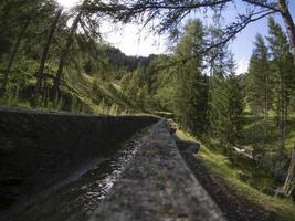 vatten kvarn dal i dolomiter longiaru badia dal foto