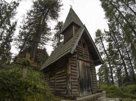 jag värld krig gammal trä kyrka och kyrkogård i dolomiter valparola foto